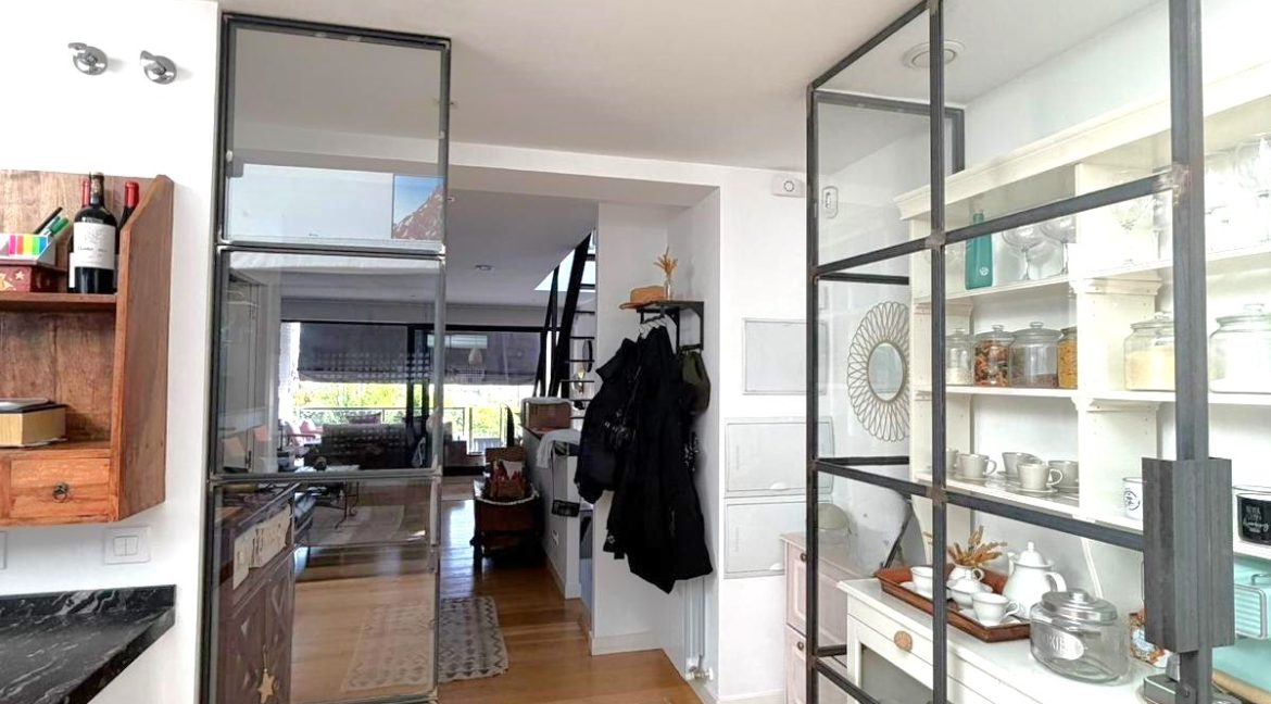 881